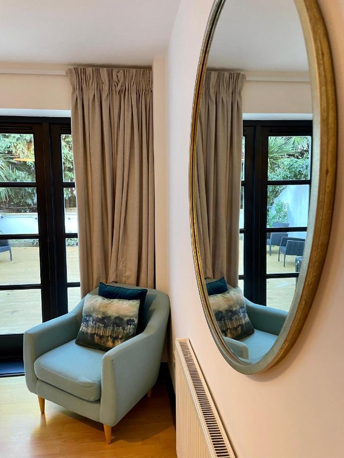 Modern Apt Near Gardens With Large Decking Area - Vivre Retreats بورنماوث المظهر الخارجي الصورة